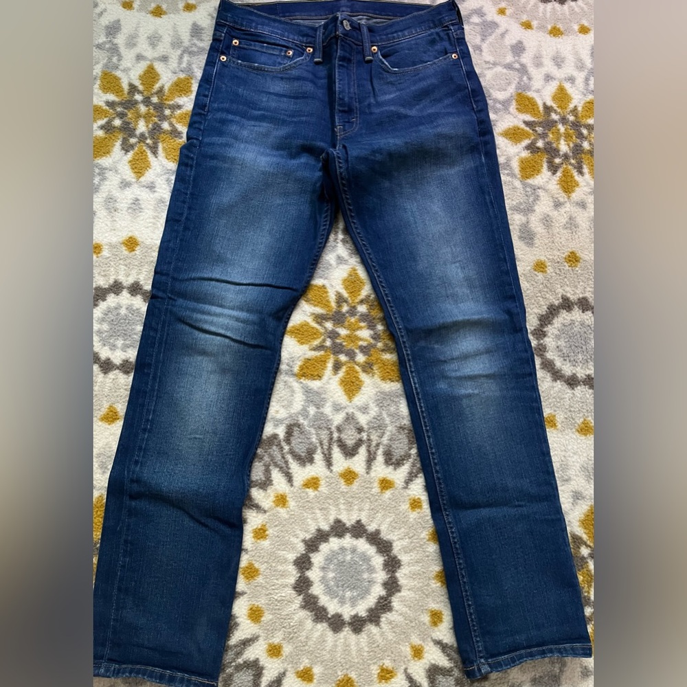 Men Levi’s dark wash jeans